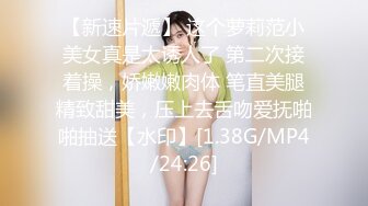 韵味十足的美少妇，巨乳吊钟奶乳晕很大，岔开大腿露出白虎穴不停的揉搓