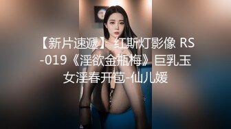 年轻小骚妹伺候小哥，给小哥撸着鸡巴舔乳头