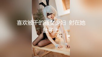 卿本佳人VIP扎着辫子两女一男激情啪啪，黑色网袜上位骑坐抽插晃动大奶