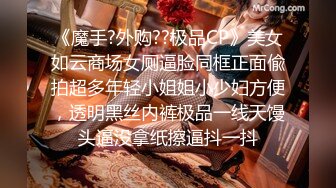 【新片速遞】美少妇躺在床上自慰，还是轻熟女会玩，用酒瓶自慰，掰开小穴，木耳里面是粉色的