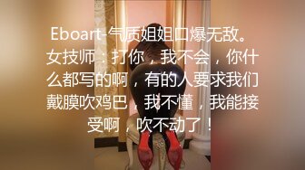 跟骚逼少妇玩个车震，这娘们好骚啊露脸让大哥玩逼无套抽插，大鸡巴干着还要自己拿道具玩阴蒂，高潮喷水好湿