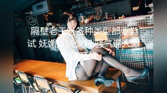 全景厕拍第二位抽电子烟的美女啦 体验逍遥快乐的感觉