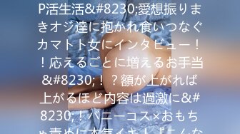 公共闪烁的裸体女人在街上要求在旁观者面前做爱，他们射在她身上 (6467af53eaac4)