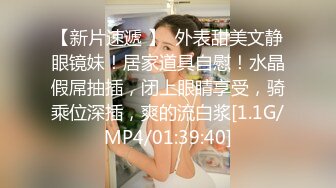 STP32635 膚白貌美極品小妞露臉浴室洗白白誘惑狼友，到床上揉奶玩逼給狼友看特寫，讓小哥揉奶子溫柔的舔弄大哥的雞巴