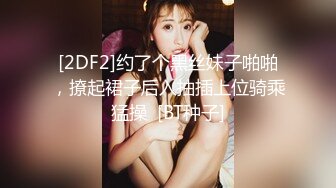 18岁小色妹又来了，年轻貌美无毛白虎逼，一个人在家听狼友指挥各种展示骚穴自慰呻吟撩骚，精彩刺激不要错过